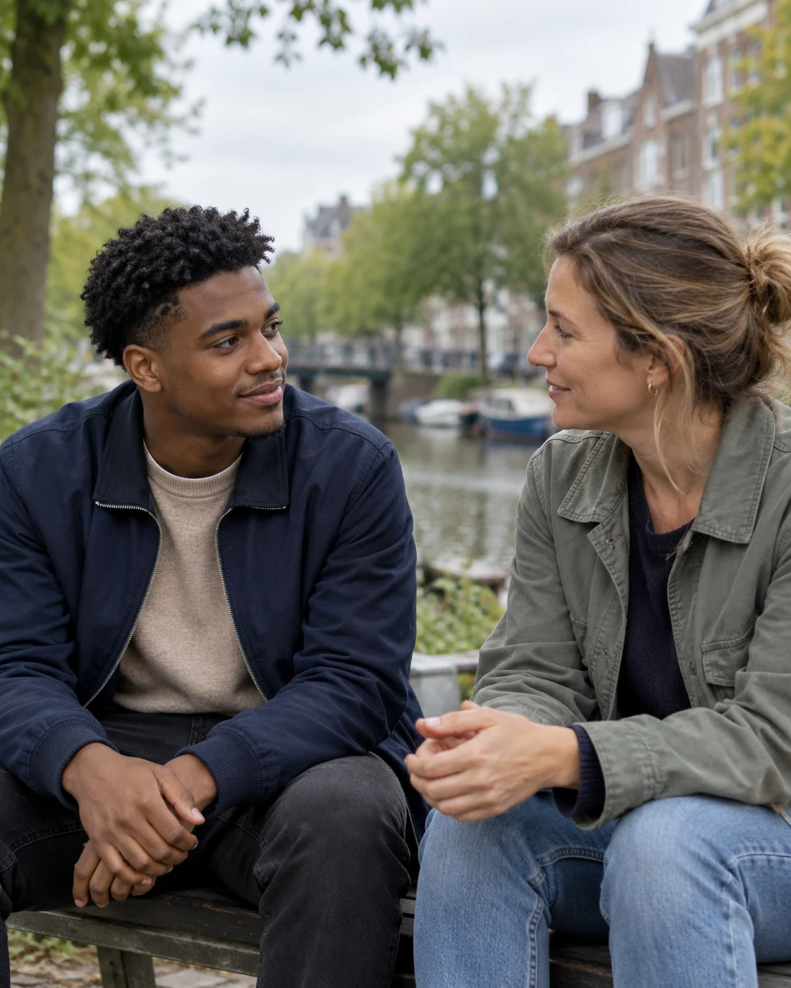 Een jongvolwassene en begeleider tijdens een gesprek buiten.
